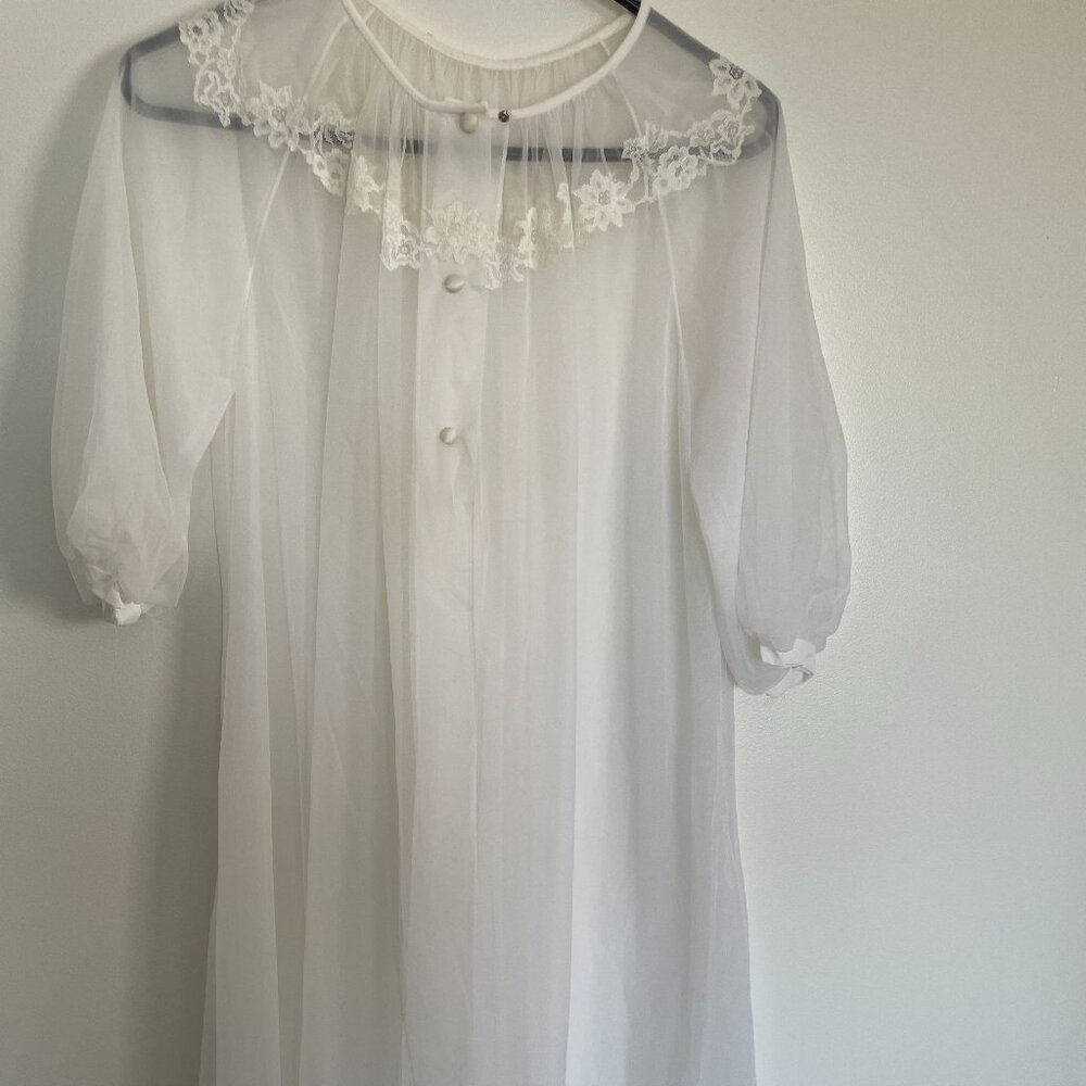 Elegant White Lace Trim Robe